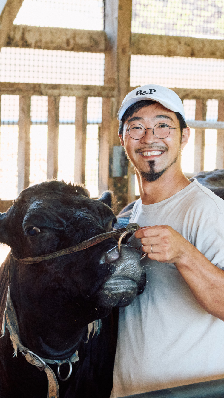 畜産農家・橋本拓未さんのインタビュービジュアル（黒毛和牛と飼養の様子）