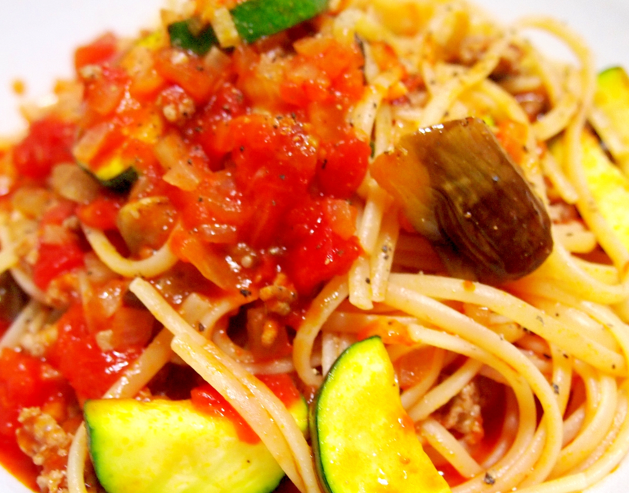 ひき肉と夏野菜のトマトパスタの写真