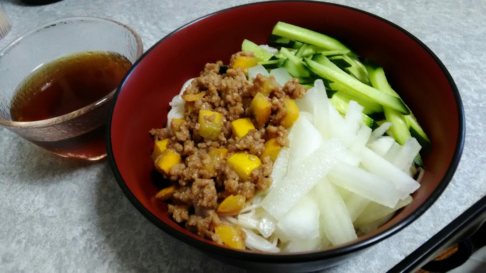 簡単おいしい！国産夏野菜サラダと肉味噌のそうめんの写真