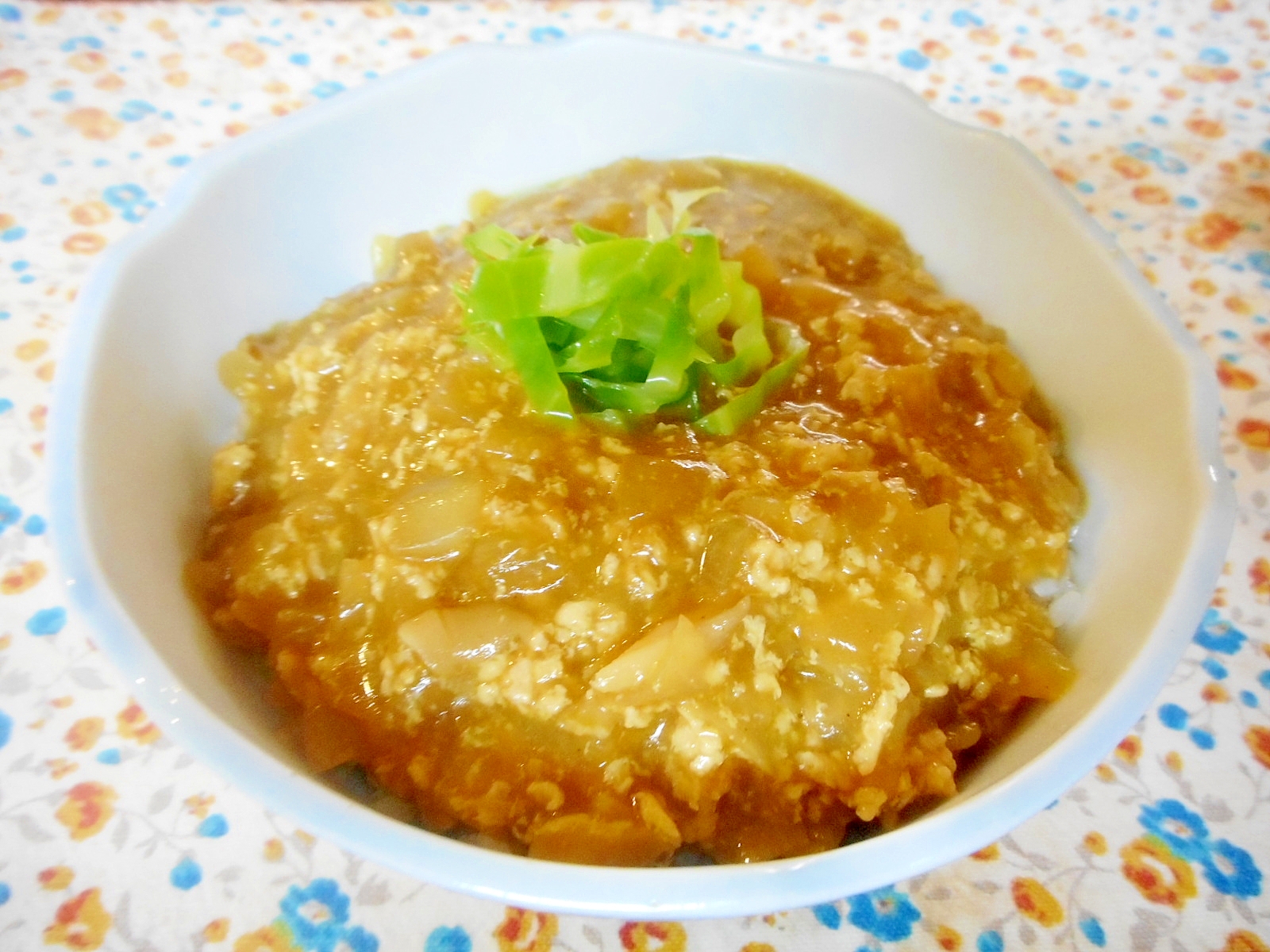 ひき肉、玉ねぎ、舞茸の和風カレー丼の写真