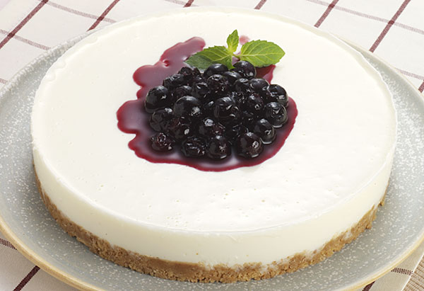 ブルーベリーソース仕立てのチーズケーキ