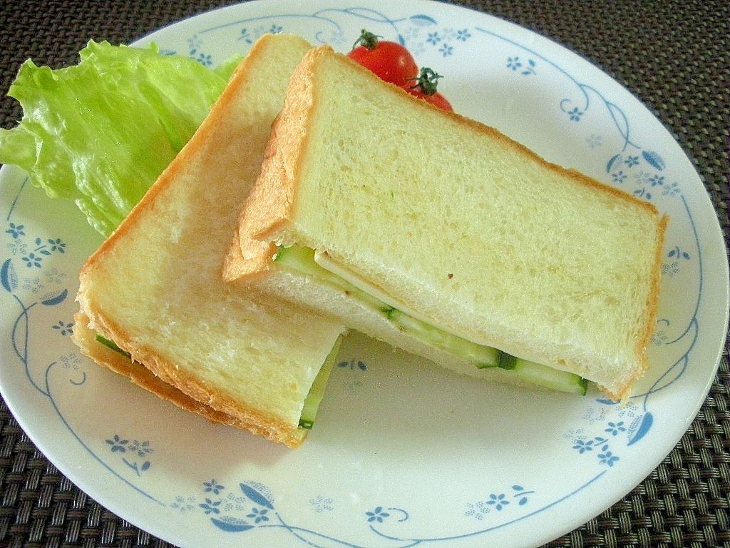 ☆きゅうりとスライスチーズの粒マスタードサンド☆