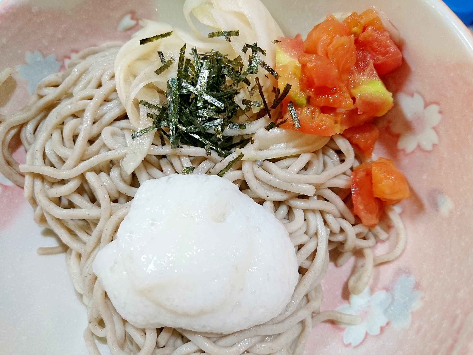 たまねぎとトマトのせ冷やし蕎麦の写真