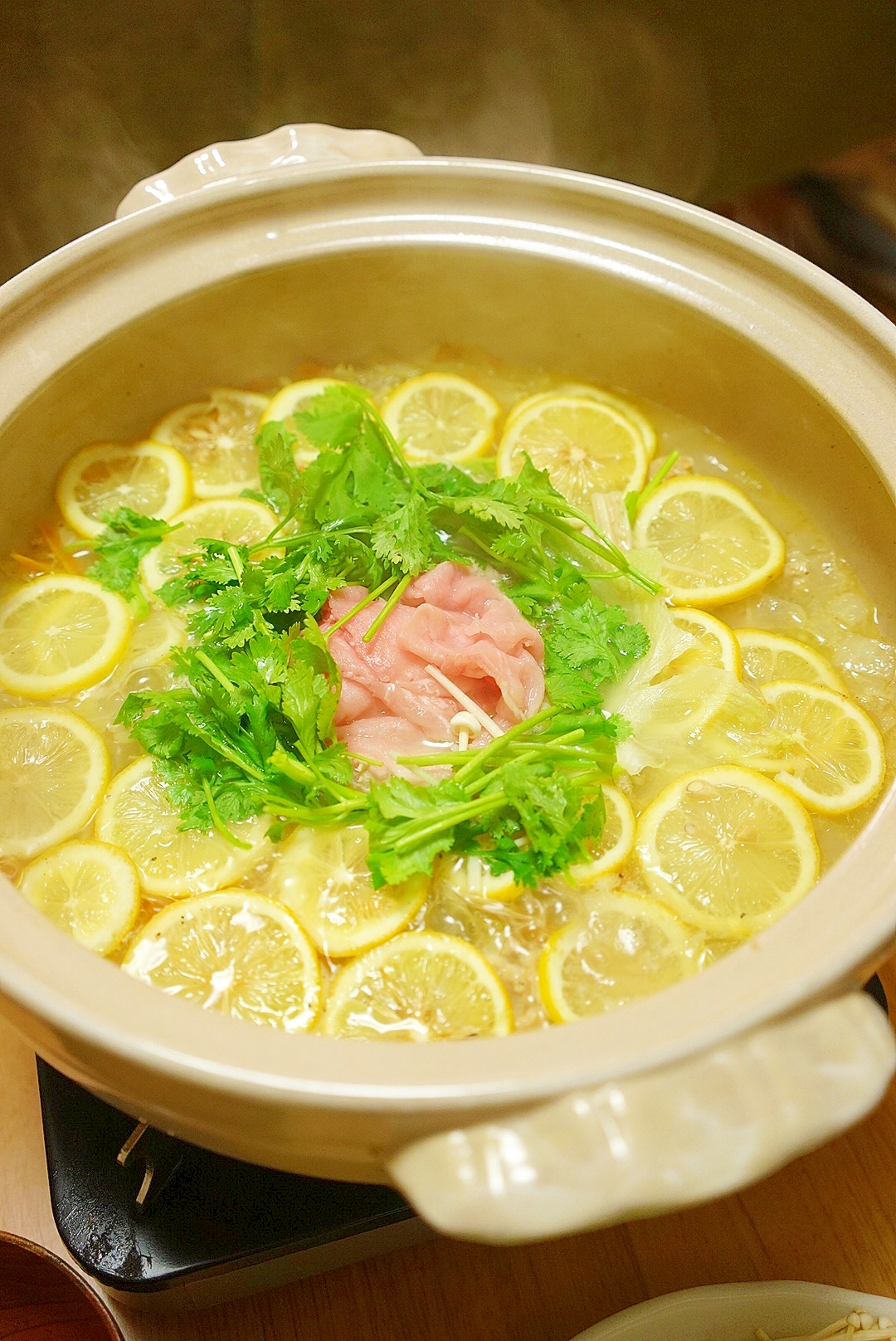 これはおいしい！夏にぴったり！塩レモンパクチー鍋の写真