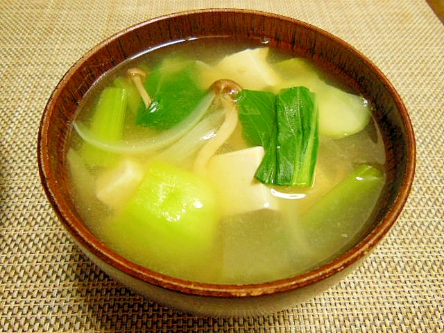 チンゲン菜としめじと豆腐のお味噌汁♪の写真
