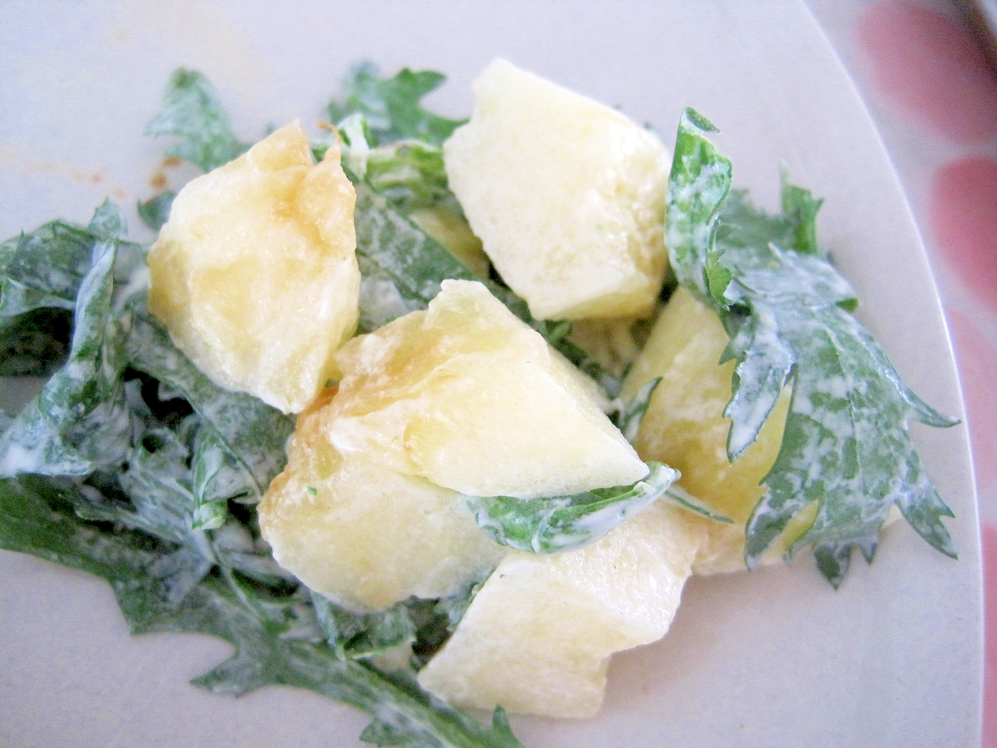 春菊とりんごのサラダの写真