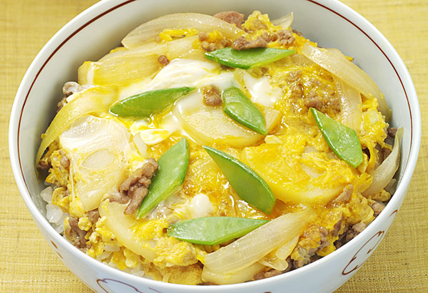 新じゃがとひき肉の卵とじ丼
