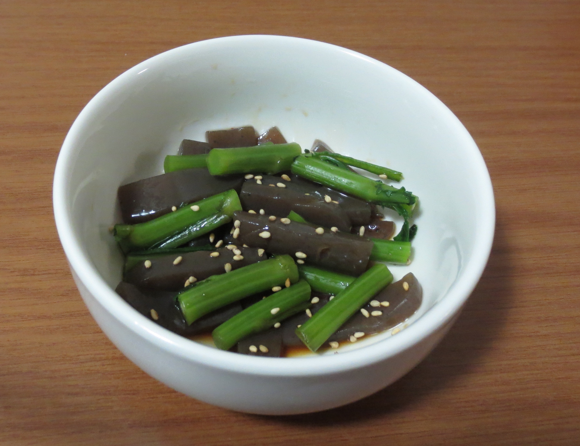 春菊の茎活用！　春菊とこんにゃくのごま炒めの写真