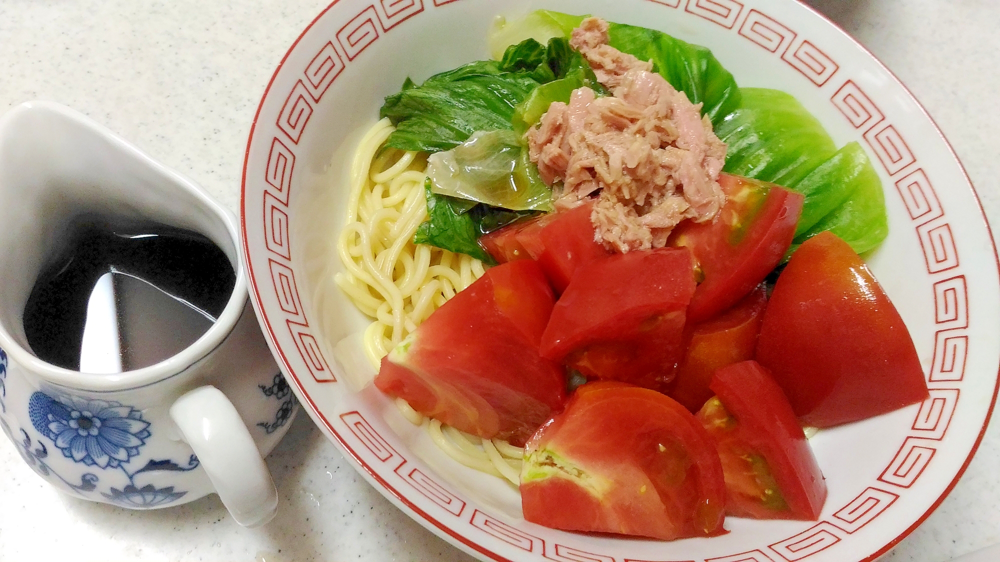 シーチキンとしゃぶしゃぶレタス、トマトの冷やし麺の写真