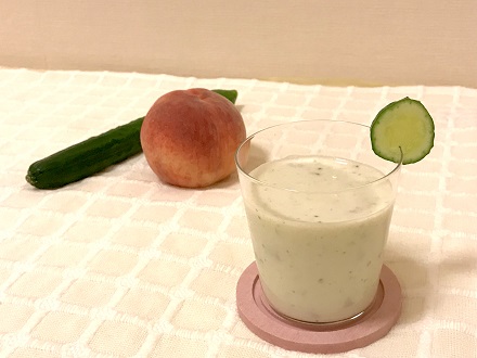 モモとキュウリのラッシーの写真