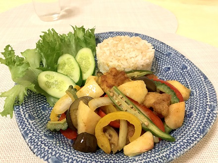 モモと夏野菜のスパイシー炒め