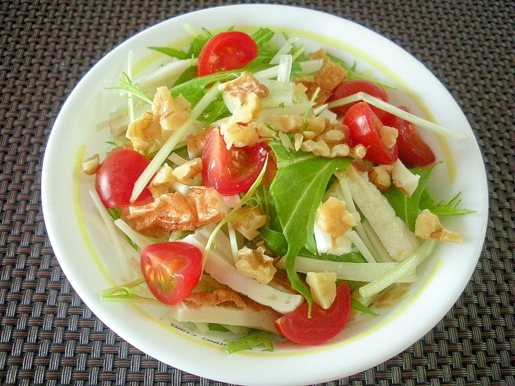 ☆水菜とちくわとクルミのおろしドレッシングサラダ☆