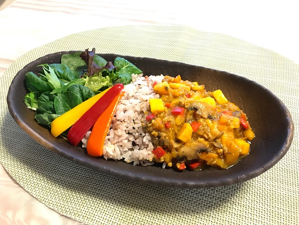 キーマンゴーカレー　～カラーピーマンのマリネ添え～の写真