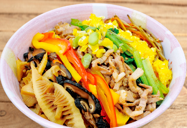 新潟県「地場野菜の虹色丼」ＪＡえちご上越女性部