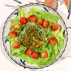 パッションフルーツとさくらんぼを入れて、サラダの写真