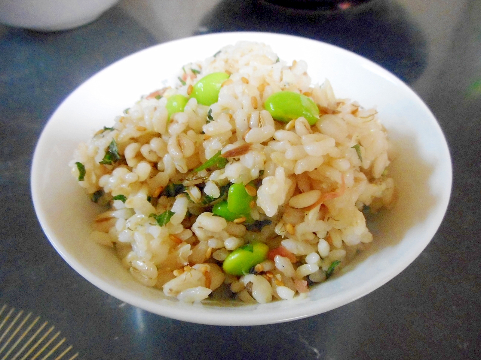 アジと枝豆の梅シソ混ぜご飯の写真