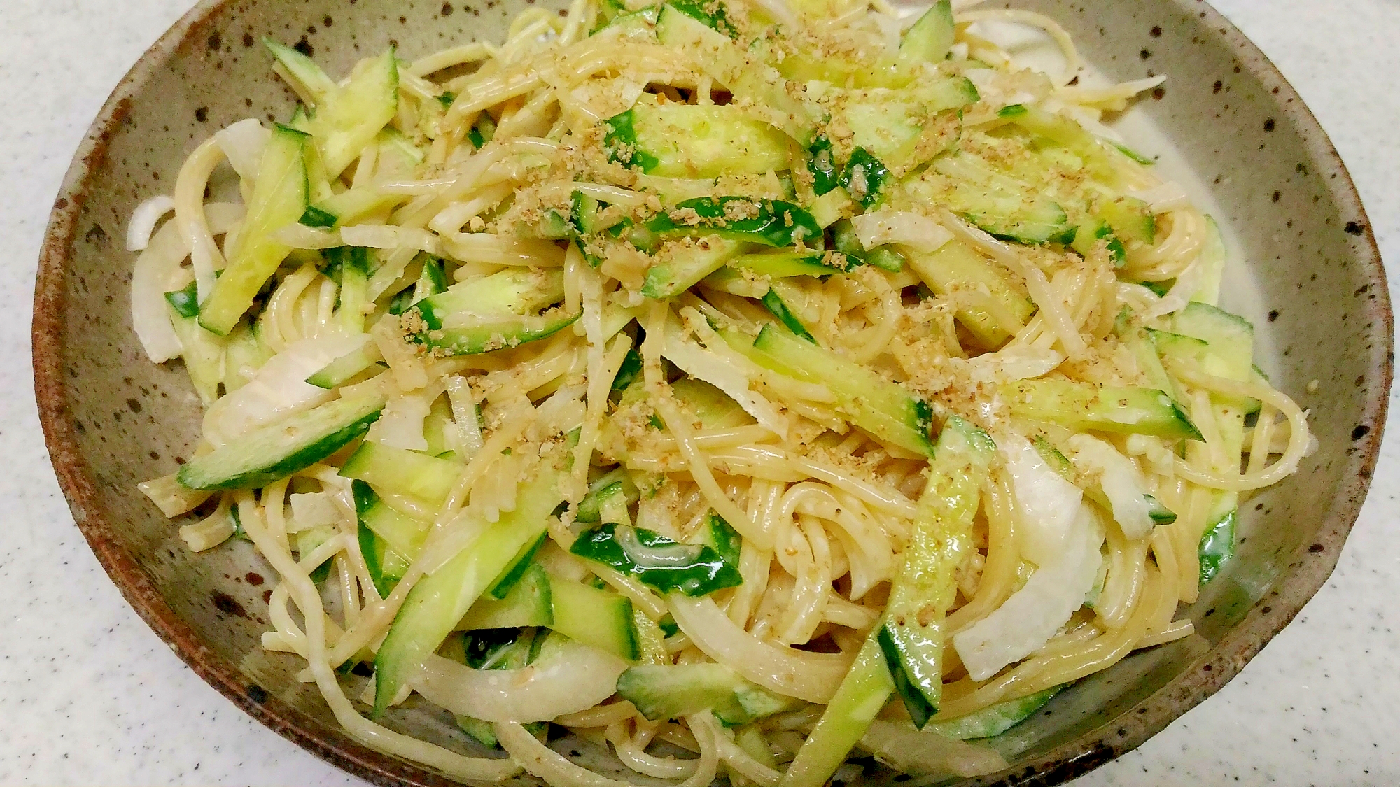 きゅうりと玉葱、パスタの胡麻マヨの写真