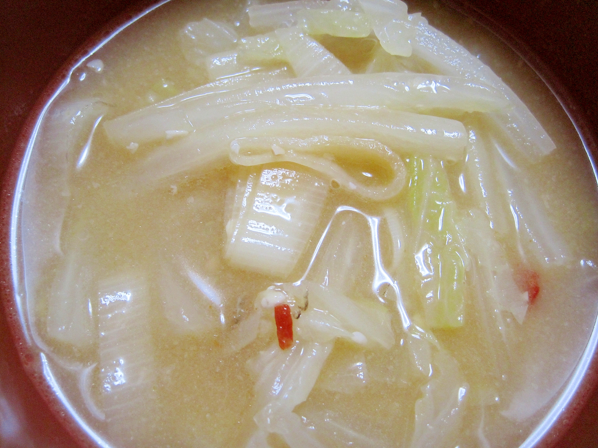 ピリ辛白菜の味噌汁の写真