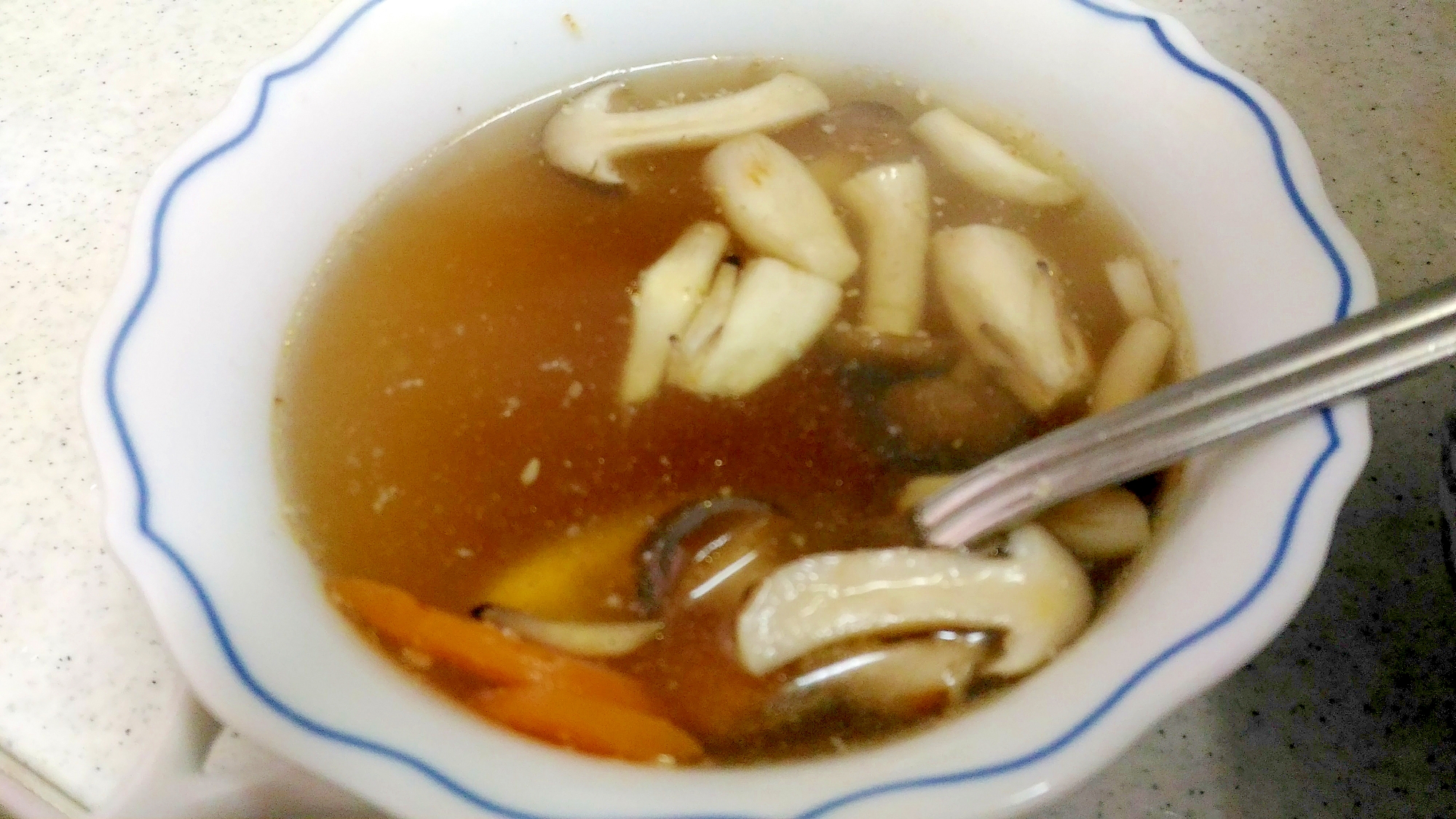 しめじと人参の和風スープの写真