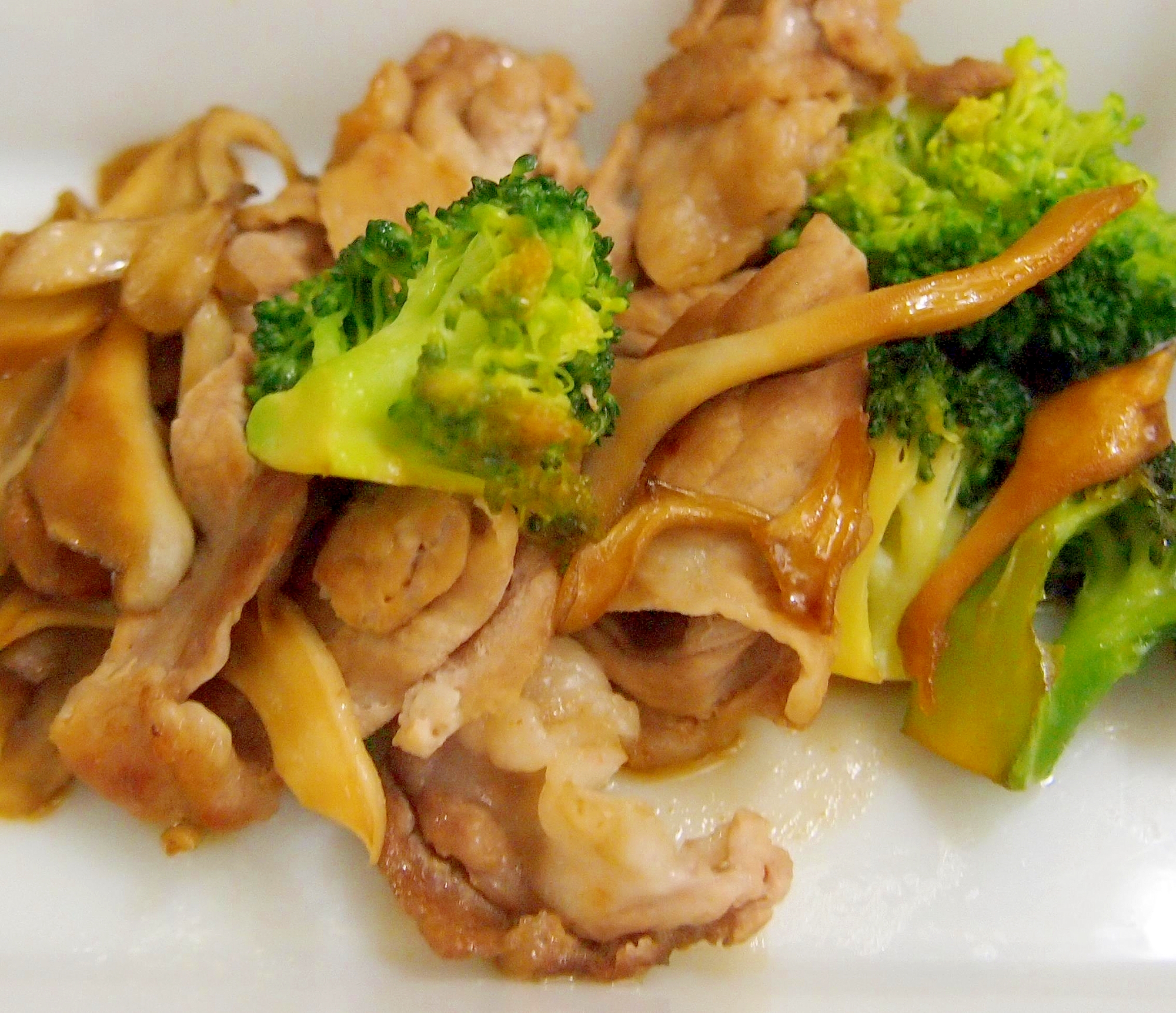 ブロッコリーとまいたけと豚肉の炒め物の写真