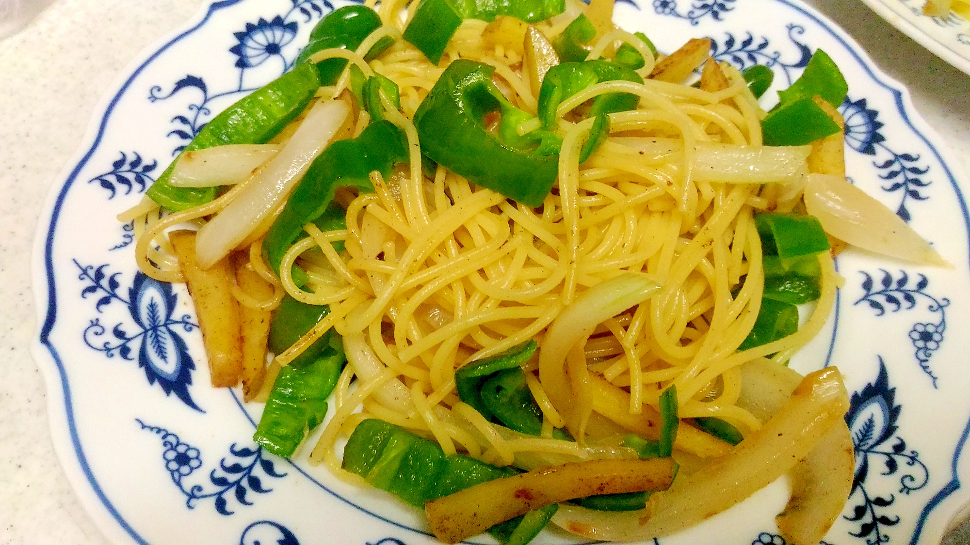 ピーマンとじゃがいも玉葱の塩パスタの写真