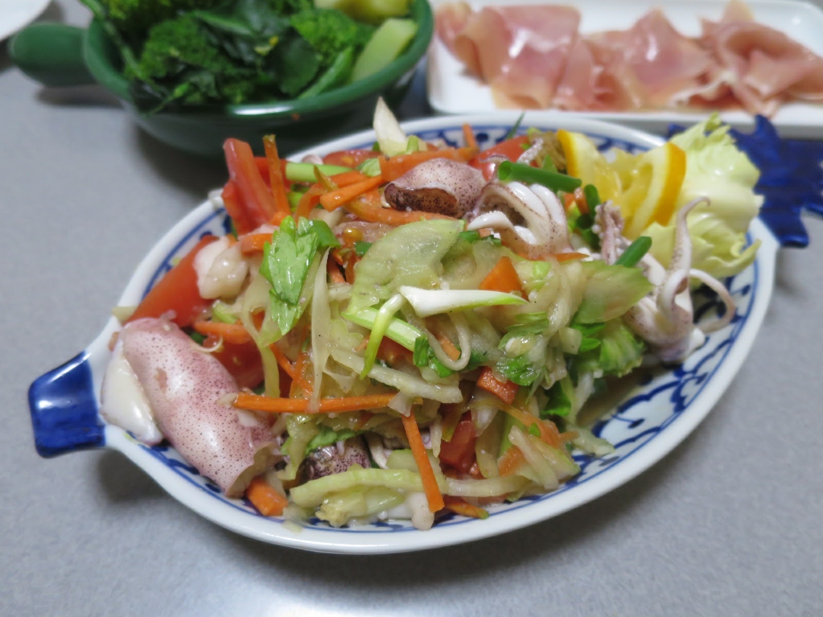 セロリたっぷり！イカの和え物（タイ風サラダ）の写真