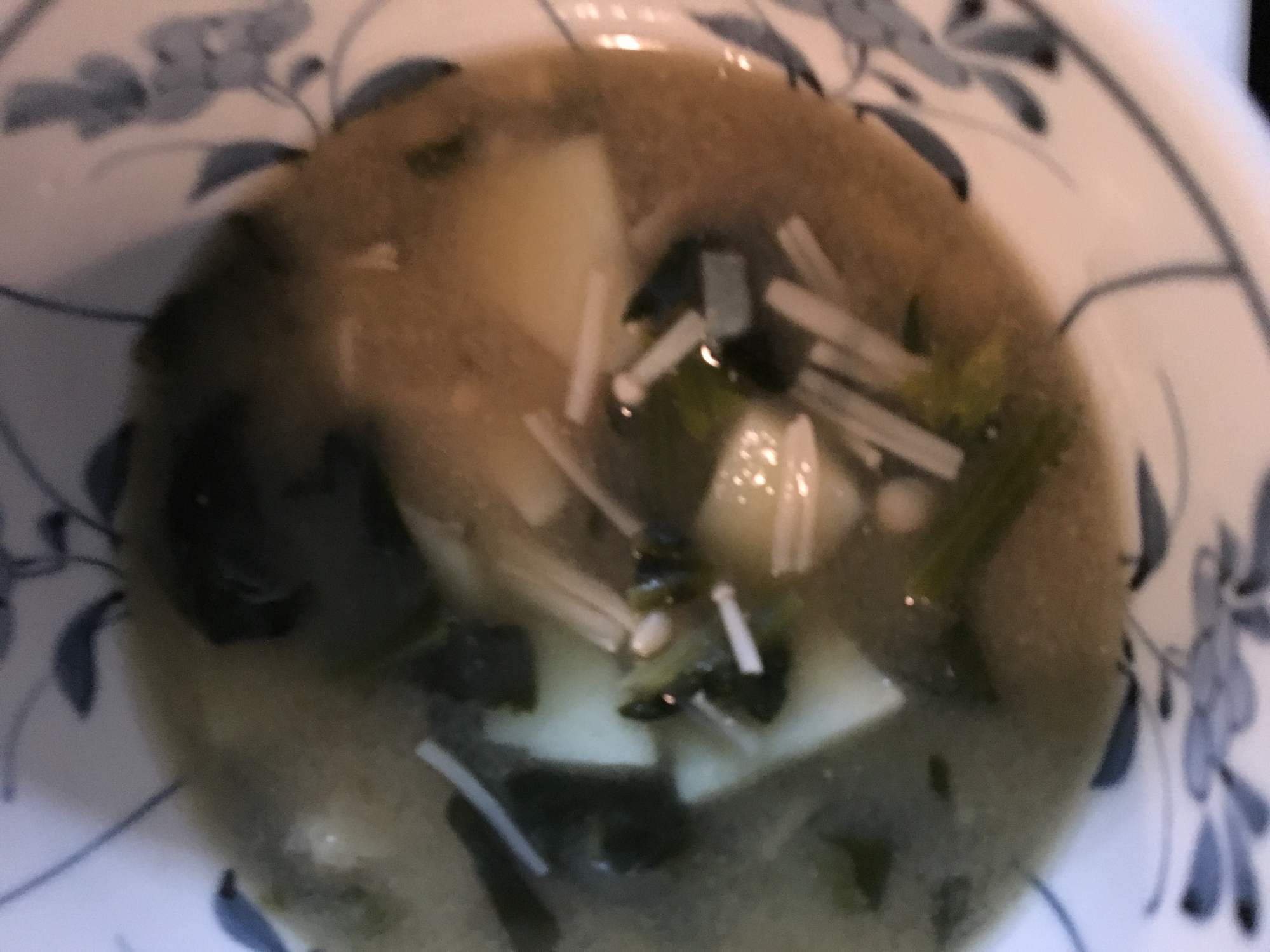 じゃがいもと小松菜とワカメとエノキの味噌汁の写真