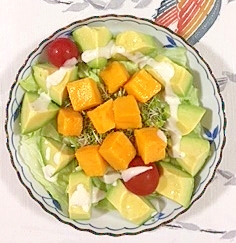 マンゴーを入れたサラダ