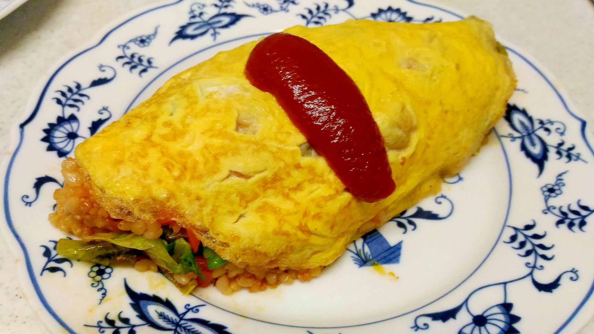 レタスで軽い食感のオムライスの写真