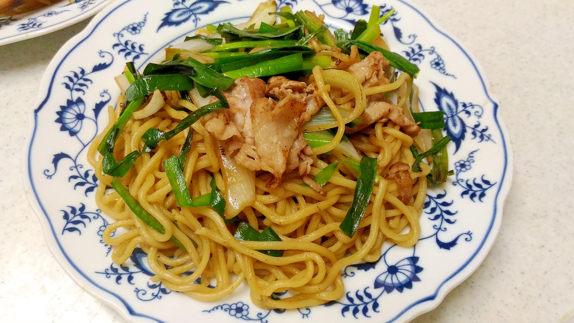 ニラと玉葱、豚肉のソース焼きそばの写真